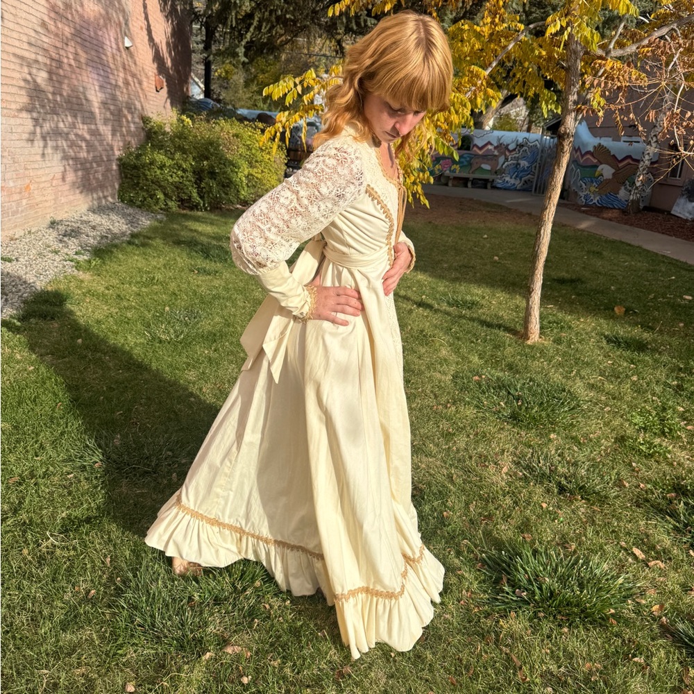 1960s Gunne Sax Ivory Lace Renaissance Prairie Maxi Dress Size 6 - Picture 8 of 13